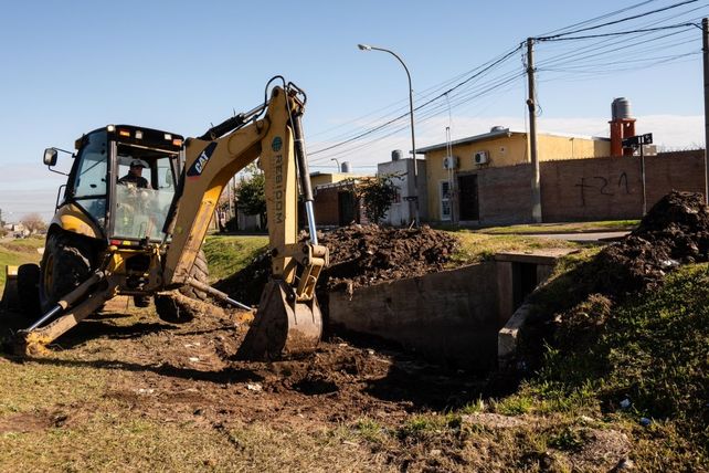 Máquinas viales realizan tareas preventivas en los barrios de la zona norte para hacer frente a las consecuencias de El Niño.