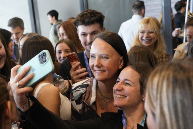 Los emprendedores en Endeavor no perdieron la posibilidad de tener su foto con la influencer del mercado laboral.