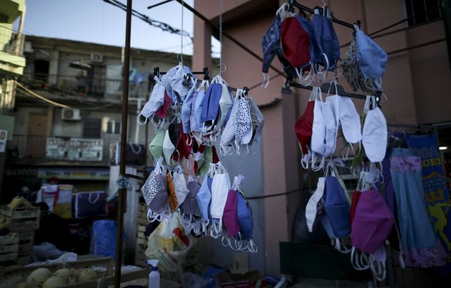 Precariedad. Venta de barbijos en la Villa 31 de Retiro