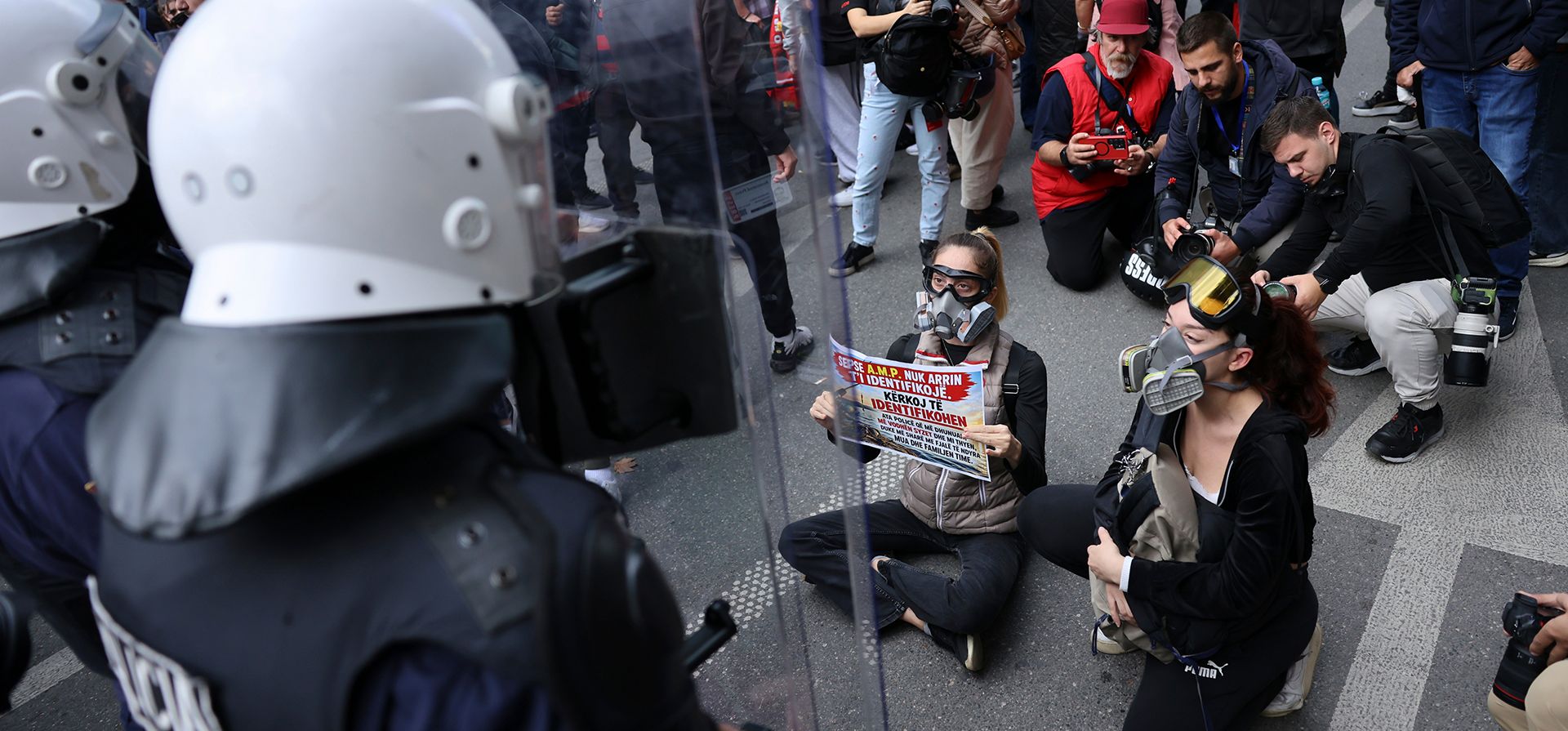 Manifestantes asisten a una protesta antigubernamental en Tirana, Albania, el jueves 22 de octubre de 2026. (Foto AP/Hameraldi Agolli)