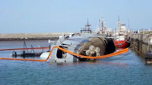 Inician trabajos de reflotamiento del destructor Santísima Trinidad