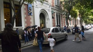 Desde evitar la doble fila hasta no conversar en la puerta: los consejos para la vuelta a clases