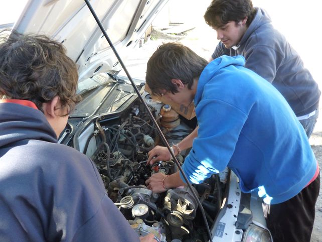 Alumnos secundarios están convirtiendo un vehículo utilitario con motor diesel   en otro eléctrico que será autosustentable