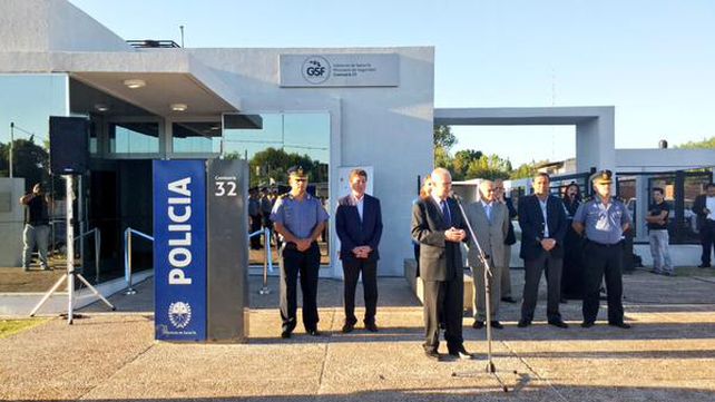 El ministro inauguró las instalaciones de la comisaría 32ª. (Foto: Twitter @GabyPeraltaOk)
