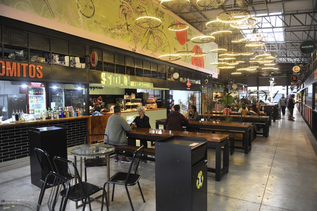 Interior del patios de comida, Mercado Zarpado, con locales pequeños y mesas compartidas que marcan una nueva tendencia. 