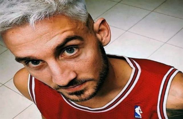 Nicolás Mazzola se puso a conversar con hinchas y excompañeros.