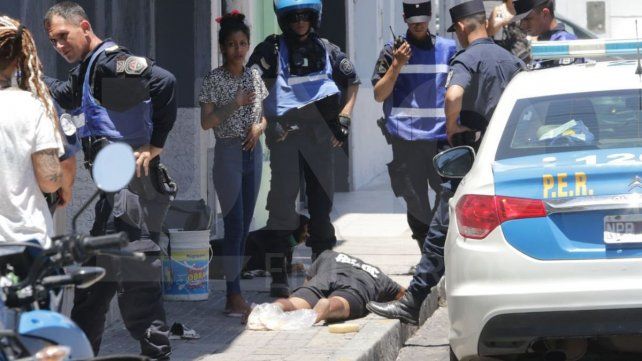 Sucedió un hecho violento en el microcentro de Paraná entre dos cuidacoches que fueron detenidos por la policía. Uno de ellos portaba un arma blanca