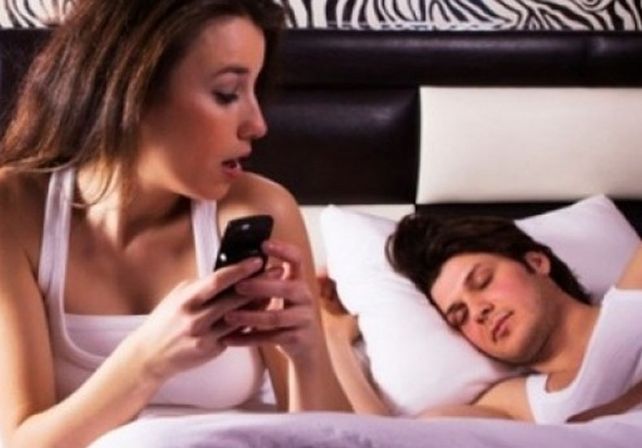 Una de cada diez mujeres no confía en su marido y le revisa las conversaciones del teléfono