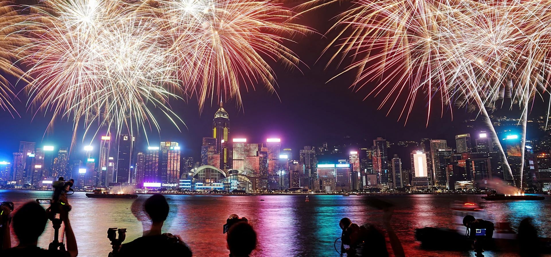Fuegos artificiales iluminan el cielo sobre el puerto de Victoria para celebrar el 75 aniversario del Día Nacional de China, Hong Kong. Fotografía: Lam Yik/Reuters Fuegos artificiales iluminan el cielo sobre el puerto de Victoria para celebrar el 75 aniversario del Día Nacional de China, Hong Kong. Fotografía: Lam Yik/Reuters