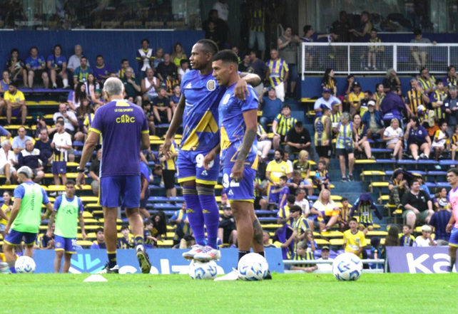 Central juega ante Lanús en Arroyito en lo que es su primer partido oficial ante su gente.