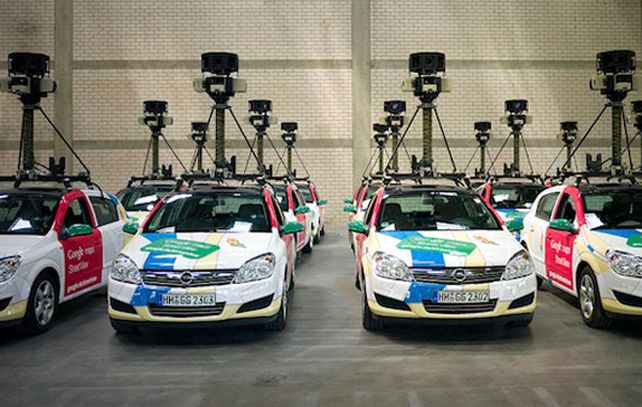 Una de las flotas de automóviles de Street View con sus cámaras especiales.