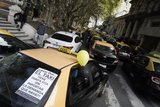 Taxistas de varias cámaras se acercaron con sus unidades para pedir más controles sobre las plataformas para tomar viajes.