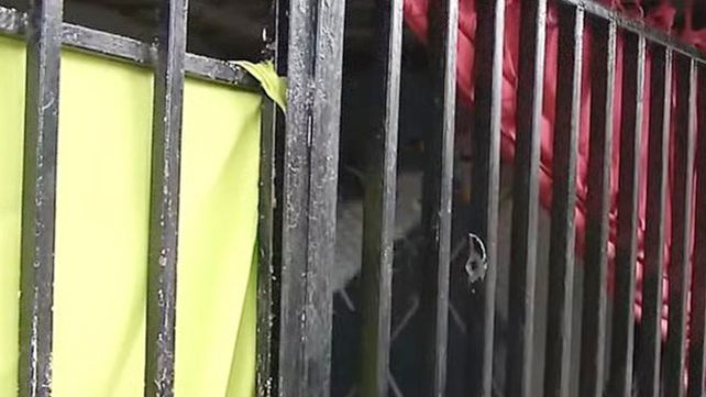 La nota que le dejaron en la puerta de la casa, junto a una caja de balas vacía, luego de haberle efectuado 39 disparos contra el frente de la propiedad. (Foto: captura de TV)