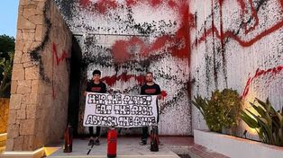 La bandera que exhibió el grupo ambientalista tras realizar una pintada en la casa de Lionel Messi en Ibiza.