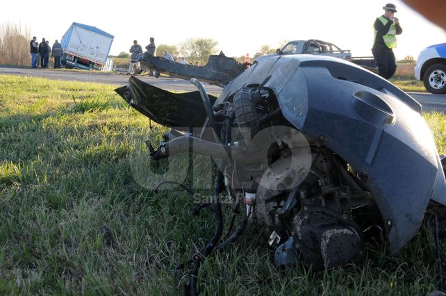 Evidencia. El motor desprendido es el mojón del lugar de la violenta colisión.