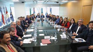 El gobernador Maximiliano Pullaro junto a sus colegas en la reunión de este lunes en el Concejo Federal de Inversiones (CFI).