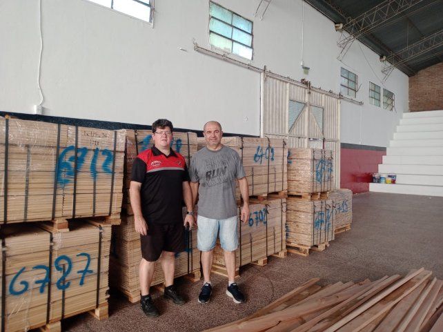 Los dirigentes de Patronato junto a las maderas.