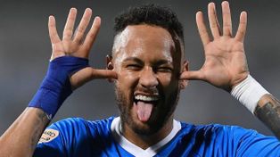 Neymar fue operado de la rotura de ligamentos y estará diez meses fuera de las canchas.