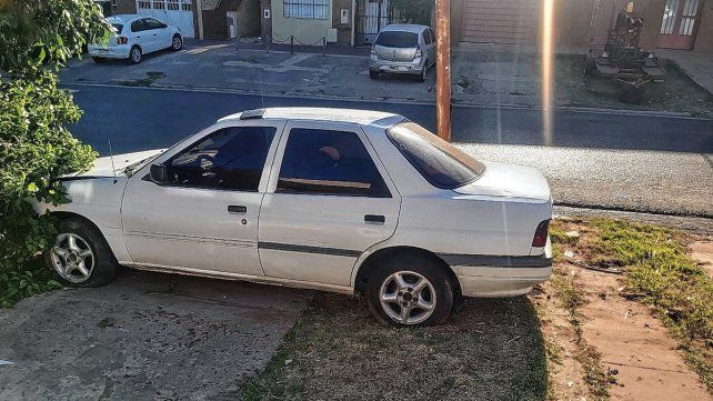 Un auto se quedó sin frenos y chocó contra un árbol&nbsp;