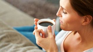 Beber hasta tres tazas de café alargaría la vida, según un estudio