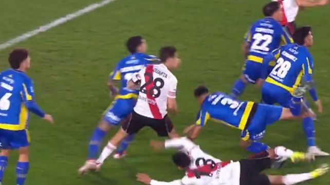 El brazo de Avila ya impacta en el rostro de Martínez Quarta. Penal de VAR para River que Ledesma evitó el gol