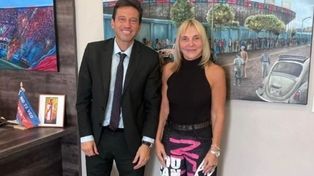 Moretti, presidente de San Lorenzo, junto a la mamá de un exjugador que hizo una donación.