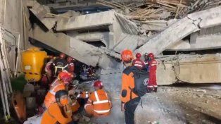 Colapsó un edificio escolar en Indonesia: asciende a 53 el número de muertos