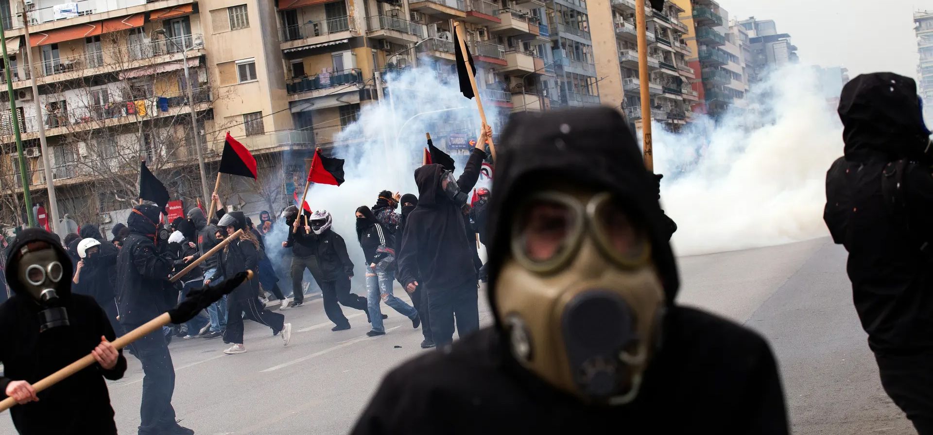Manifestantes se enfrentan a la policía antidisturbios durante una manifestación. Los sindicatos convocaron una huelga nacional de 24 horas coincidiendo con el primer aniversario del letal accidente de tren en Tempi que se cobró 57 vidas, Salónica, Grecia . Fotografía: Achileas Chiras/EPA Manifestantes se enfrentan a la policía antidisturbios durante una manifestación. Los sindicatos convocaron una huelga nacional de 24 horas coincidiendo con el primer aniversario del letal accidente de tren en Tempi que se cobró 57 vidas, Salónica, Grecia . Fotografía: Achileas Chiras/EPA