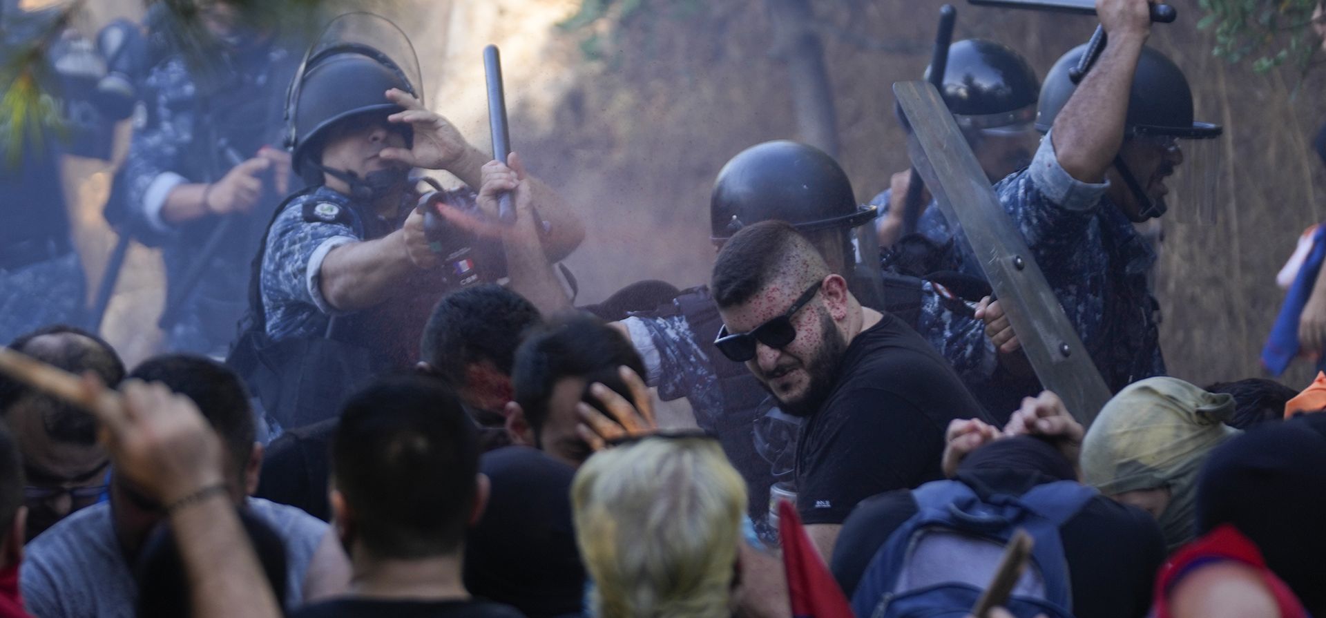 Un policía rocía a manifestantes armenios libaneses frente a la embajada de Azerbaiyán en Beirut, Líbano, el jueves 28 de septiembre de 2023. Los enfrentamientos se produjeron durante su protesta el jueves para denunciar la ofensiva militar azerbaiyana que recuperó Nagorno-Karabaj de manos de las autoridades separatistas armenias en el enclave. . (Foto AP/Hussein Malla) Un policía rocía a manifestantes armenios libaneses frente a la embajada de Azerbaiyán en Beirut, Líbano, el jueves 28 de septiembre de 2023. Los enfrentamientos se produjeron durante su protesta el jueves para denunciar la ofensiva militar azerbaiyana que recuperó Nagorno-Karabaj de manos de las autoridades separatistas armenias en el enclave. . (Foto AP/Hussein Malla)