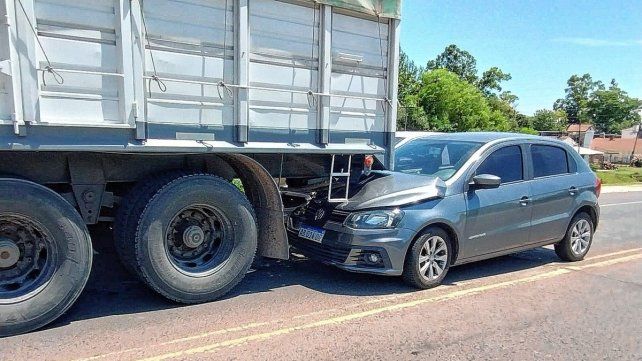 Accidente en Ruta 12: conductor alcoholizado y colisión con camión involucra a dos vehículos.