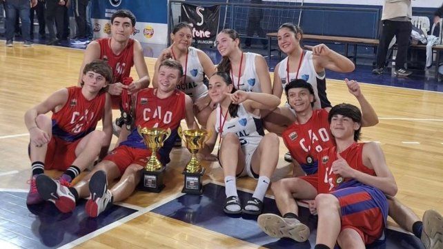 Los representantes de Social Federación y Olimpia con los trofeos.