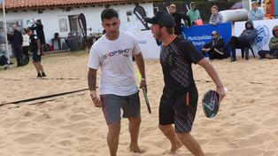 Con todo. Matías Guiñazú e Iván Olichowski, campeones en Caballeros Pro. El tenis playa hizo furor en Rosario.