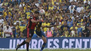 Juanchón García mete la cabeza pese a la pierna alta de un rival. El nueve&nbsp;hizo el gol de la victoria.