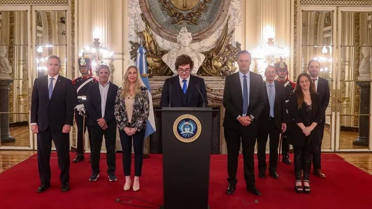 Milei convocó a una reunión de gabinete para reactivar la agenda ...