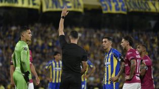 El VAR no llamó al árbitro en toda la noche y Jaminton Campaz zafó de la tarjeta roja
