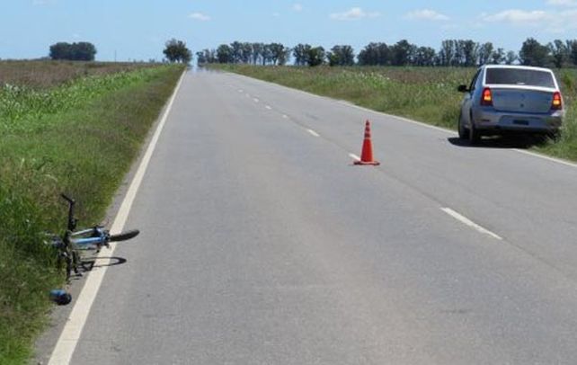 La bicicleta quedó tirada al costado de la ruta. No hay certeza de que el otro conductor haya huido a propósito.