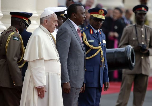 El papa exhortó a kenianos a trabajar por la paz