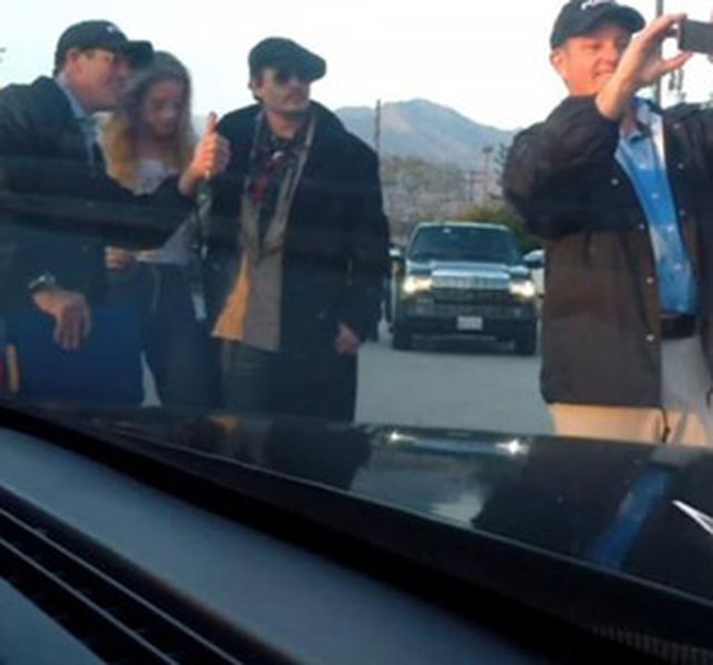 Deep con su esposa y los policías durante la broma.