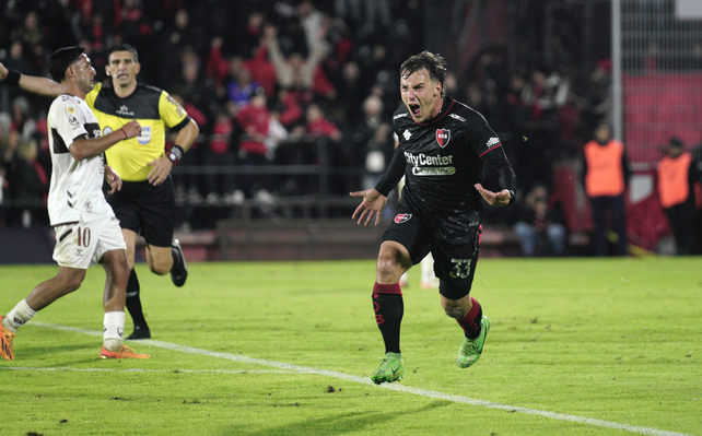 El desahogo. Cacciabue grita el gol con alma y vida. Abrió el camino a la victoria rojinegra.