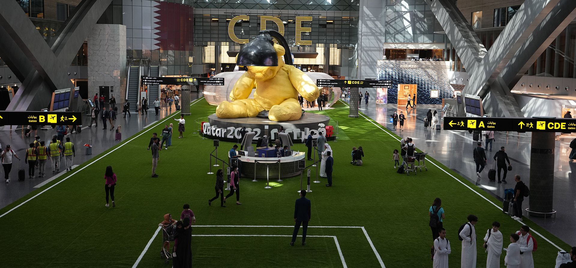 Pasajeros caminan en el Aeropuerto Internacional Hamad en Doha, Qatar, el jueves 10 de noviembre de 2022. El director general de Qatar Airways arremetió el jueves contra los críticos de que su país sea sede de la próxima Copa Mundial de la FIFA y dijo que su país "siempre echará sal en el herida" de sus adversarios.
