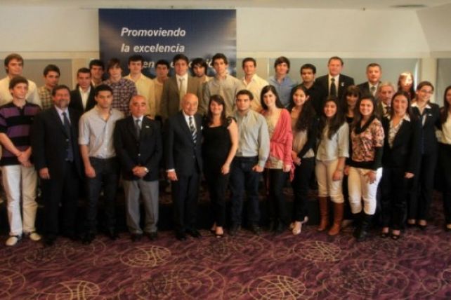 Fundación Nuevo Banco de Entre Ríos entregó 43 becas universitarias