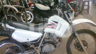 Para combatir la inseguridad, vecinos arreglaron una moto de la policía