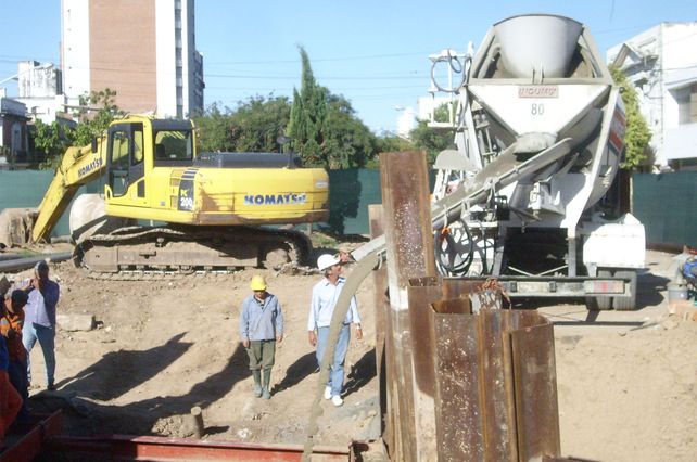 Avanza a buen ritmo el trabajo de Assa en el socavón de Bulevar y Urquiza