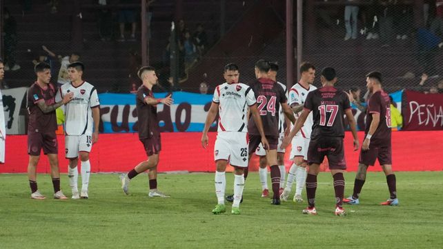 El partido terminó y la goleada de Lanús a Newells ya se consumó. Los jugadores granates saludan a sus colegas rojinegros.