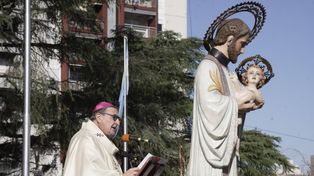 El Arzobispo de Rosario, Eduardo Martín, brindó una homilía en la plaza Libertad.