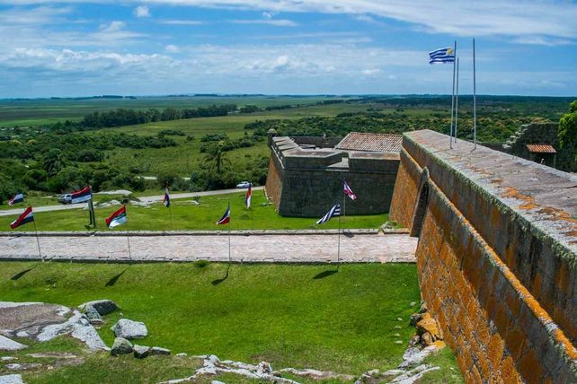 Legado. El Fuerte de San Miguel fue construido por los españoles en 1734 y tomado por los portugueses tres años después. En 1737 volvió a manos españolas.&nbsp;
