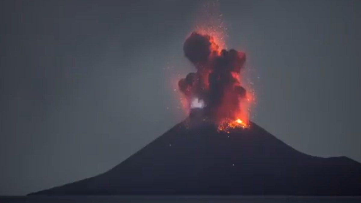 Entró en erupción Krakatoa, uno de los volcanes más peligrosos de la historia