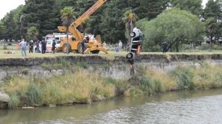 Dos muertos al caer un auto en un arroyo