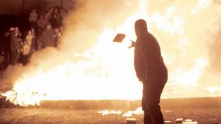 Crece el repudio al pastor que quemó libros de Harry Potter y de Crepúsculo.&nbsp;