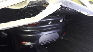 Autos BMW aplastados por ocho contenedores